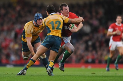 28.11.09 - Wales v Australia - Invesco Perpetual Series 2009 - Wales' Matthew Rees takes on Australia's Quade Cooper. 
