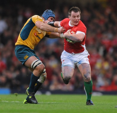 28.11.09 - Wales v Australia - Invesco Perpetual Series 2009 - Wales' Matthew Rees takes on Australia's James Horwill. 