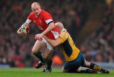 28.11.09 - Wales v Australia - Invesco Perpetual Series 2009 - Wales' Martyn Williams takes on Australia's Stephen Moore. 