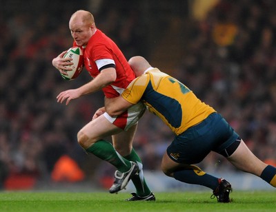 28.11.09 - Wales v Australia - Invesco Perpetual Series 2009 - Wales' Martyn Williams takes on Australia's Stephen Moore. 
