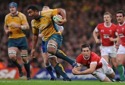 28.11.09 - Wales v Australia - Invesco Perpetual Series 2009 - Australia's Wycliff Palu takes on Wales' Andrew Bishop. 