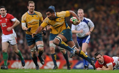 28.11.09 - Wales v Australia - Invesco Perpetual Series 2009 - Australia's Wycliff Palu takes on Wales' Andrew Bishop. 