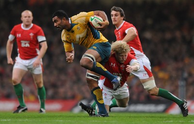 28.11.09 - Wales v Australia - Invesco Perpetual Series 2009 - Australia's Wycliff Palu takes on Wales' Duncan Jones. 