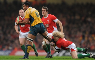 28.11.09 - Wales v Australia - Invesco Perpetual Series 2009 - Australia's Wycliff Palu takes on Wales' Duncan Jones. 