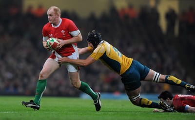 28.11.09 - Wales v Australia - Invesco Perpetual Series 2009 - Wales' Martyn Williams takes on Australia's Dean Mumm. 