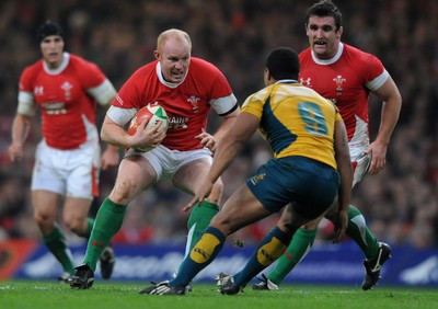 28.11.09 - Wales v Australia - Invesco Perpetual Series 2009 - Wales' Martyn Williams takes on Australia's Will Genia. 