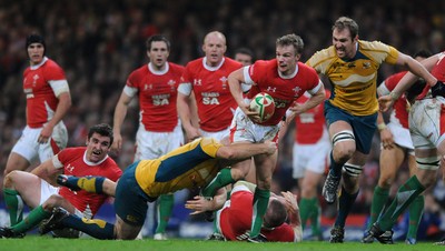 28.11.09 - Wales v Australia - Invesco Perpetual Series 2009 - Wales' Dwayne Peel takes on Australia's Stephen Moore. 