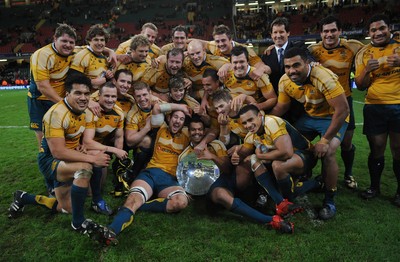 28.11.09 - Wales v Australia - Invesco Perpetual Series 2009 - Australia players celebrate with the James Bevan Trophy. 