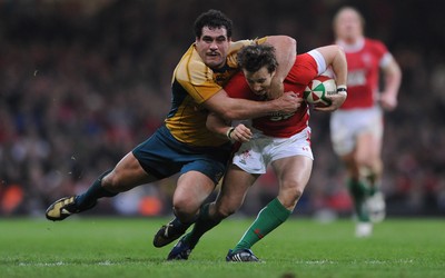 28.11.09 - Wales v Australia - Invesco Perpetual Series 2009 - Wales' Martin Roberts is tackled by Australia's George Smith. 