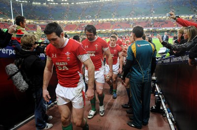 28.11.09 - Wales v Australia - Invesco Perpetual Series 2009 - Wales' Stephen Jones and Jonathan Thomas look dejected. 