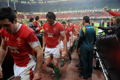 28.11.09 - Wales v Australia - Invesco Perpetual Series 2009 - Wales' Stephen Jones and Jonathan Thomas look dejected. 