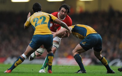 28.11.09 - Wales v Australia - Invesco Perpetual Series 2009 - Wales' Jonathan Thomas is stopped by Australia's Kurtley Beale and Matt Giteau. 