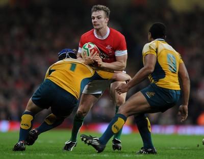 28.11.09 - Wales v Australia - Invesco Perpetual Series 2009 - Wales' Dwayne Peel is tackled by Australia's Benn Robinson. 