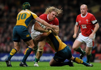 28.11.09 - Wales v Australia - Invesco Perpetual Series 2009 - Wales' Andy Powell takes on Australia's Matt Giteau(L). 