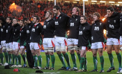 28.11.09 - Wales v Australia - Invesco Perpetual Series 2009 - Wales line up for the national anthems. 