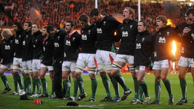 28.11.09 - Wales v Australia - Invesco Perpetual Series 2009 - Wales line up for the national anthems. 