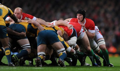 28.11.09 - Wales v Australia - Invesco Perpetual Series 2009 - Wales' Martyn Williams(L) and Dan Lydiate. 