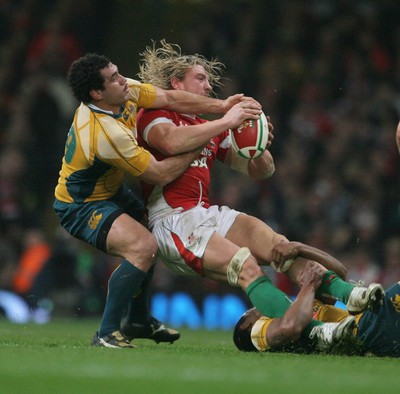 28.11.09  Wales v Australia... Wales Andy Powell is tackled by Australia's Will Genia and George Smith. 