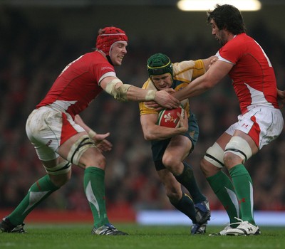 28.11.09  Wales v Australia... Australia's Matt Giteau takes on Wales' Alun-Wyn Jones and Jonathan Thomas. 