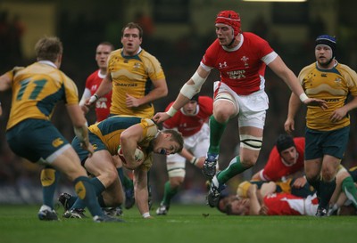 28.11.09  Wales v Australia... Australia's David Pocock takes cover as Wales' Alun-Wyn Jones closes in. 