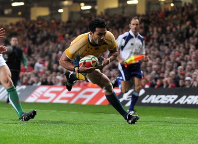28.11.09 - Invesco Perpetual International Rugby, Wales v Australia Australia's Digby Ioane scores try 
