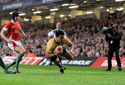 28.11.09 - Invesco Perpetual International Rugby, Wales v Australia Australia's Digby Ioane scores try 