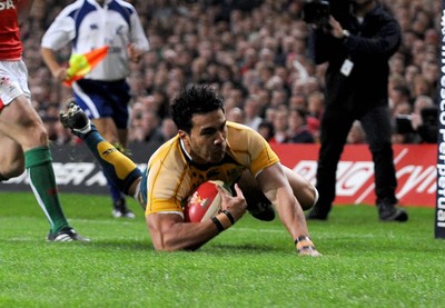 28.11.09 - Invesco Perpetual International Rugby, Wales v Australia Australia's Digby Ioane scores try 