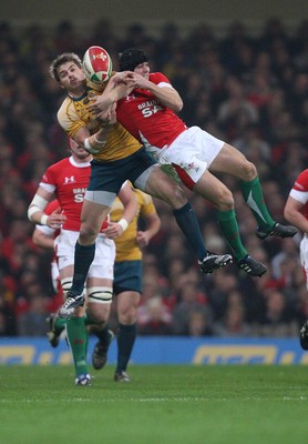 28.11.09... Wales v Australia, Invesco Perpetual 2009 Series -  Australia's Drew Mitchell and Wales' Leigh Halfpenny compete to win the ball 
