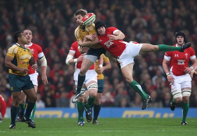 28.11.09... Wales v Australia, Invesco Perpetual 2009 Series -  Australia's Drew Mitchell and Wales' Leigh Halfpenny compete to win the ball 