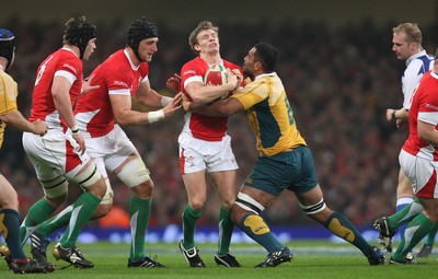 28.11.09... Wales v Australia, Invesco Perpetual 2009 Series -  Wales' Dwayne Peel is tackled by Australia's Wycliff Palu 