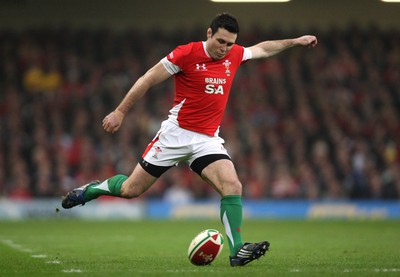 28.11.09... Wales v Australia, Invesco Perpetual 2009 Series -  Wales' Stephen Jones kicks penalty 