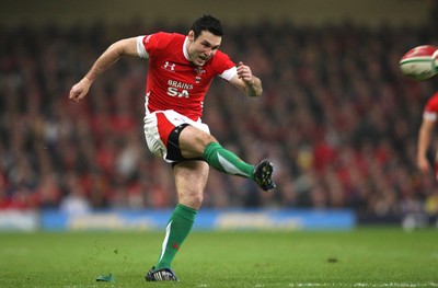28.11.09... Wales v Australia, Invesco Perpetual 2009 Series -  Wales' Stephen Jones kicks penalty 