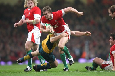 28.11.09... Wales v Australia, Invesco Perpetual 2009 Series -  Wales' Dwayne Peel tries to break past Australia's Stephen Moore  