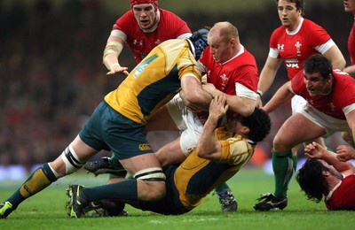 28.11.09... Wales v Australia, Invesco Perpetual 2009 Series -  Wales' Martyn Williams is tackled by Australia's James Horwill and George Smith  