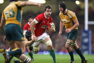 28.11.09... Wales v Australia, Invesco Perpetual 2009 Series -  Wales' Sam Warburton tests the Australian defence 