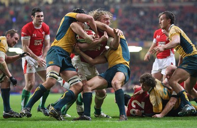 28.11.09... Wales v Australia, Invesco Perpetual 2009 Series -  Wales' Andy Powell is stopped just short of the line 