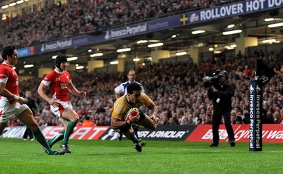 28.11.09 - Invesco Perpetual International Rugby, Wales v Australia Australia's Digby Ioane scores try 