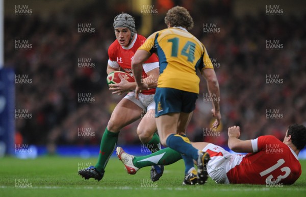 28.11.09 - Wales v Australia - Invesco Perpetual Series 2009 - Wales' Jonathan Davies is tackled by Australia's Peter Hynes. 