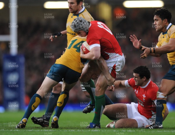 28.11.09 - Wales v Australia - Invesco Perpetual Series 2009 - Wales' Jonathan Davies is tackled by Australia's Peter Hynes. 