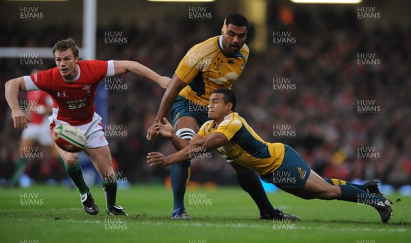 28.11.09 - Wales v Australia - Invesco Perpetual Series 2009 - Australia's Will Genia gets the ball away. 