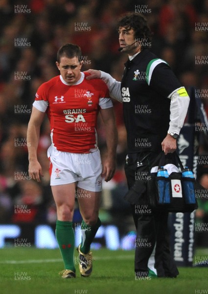 28.11.09 - Wales v Australia - Invesco Perpetual Series 2009 - Wales' Shane Williams is helped from the Field by Physio Mark Davies. 