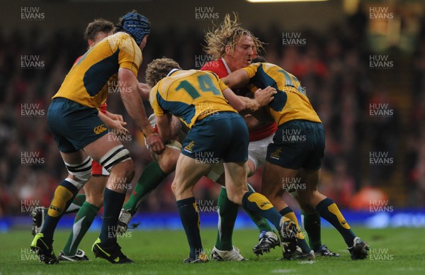 28.11.09 - Wales v Australia - Invesco Perpetual Series 2009 - Wales' Andy Powell is held by the Australian defence. 