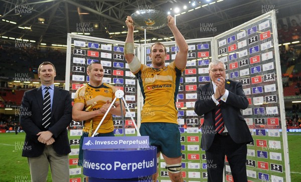 28.11.09 - Wales v Australia - Invesco Perpetual Series 2009 - Australia captain Rocky Elsom lifts the James Bevan Trophy. 
