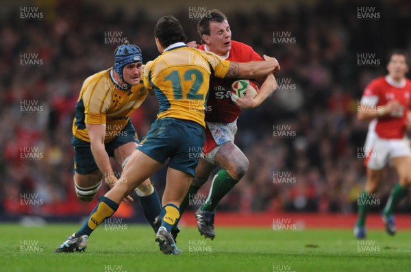 28.11.09 - Wales v Australia - Invesco Perpetual Series 2009 - Wales' Matthew Rees takes on Australia's Quade Cooper. 