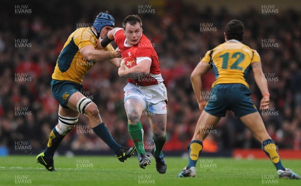28.11.09 - Wales v Australia - Invesco Perpetual Series 2009 - Wales' Matthew Rees takes on Australia's James Horwill. 