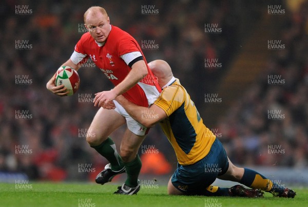 28.11.09 - Wales v Australia - Invesco Perpetual Series 2009 - Wales' Martyn Williams takes on Australia's Stephen Moore. 