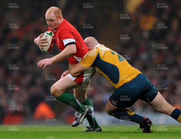28.11.09 - Wales v Australia - Invesco Perpetual Series 2009 - Wales' Martyn Williams takes on Australia's Stephen Moore. 