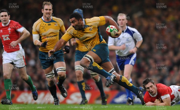 28.11.09 - Wales v Australia - Invesco Perpetual Series 2009 - Australia's Wycliff Palu takes on Wales' Andrew Bishop. 