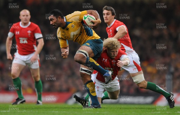 28.11.09 - Wales v Australia - Invesco Perpetual Series 2009 - Australia's Wycliff Palu takes on Wales' Duncan Jones. 
