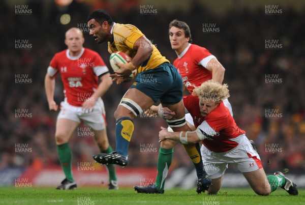 28.11.09 - Wales v Australia - Invesco Perpetual Series 2009 - Australia's Wycliff Palu takes on Wales' Duncan Jones. 